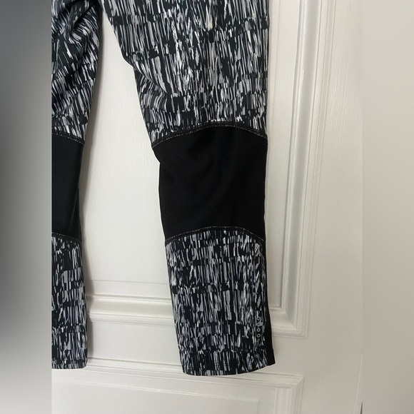 Nike Dri Fit Capri Leggings Black White Gray Mesh Back Cutouts & Pocket Medium - Picture 7 of 11